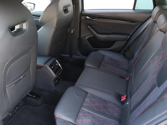 Skoda OCTAVIA Combi 1.4 TSI RS iV PHEV 245pk | Panoramadak | Canton Audio | Head-up Display | Elek. Verst. voorstoelen | Stoelverwarming voor en achter | DCC | Achteruitrijcamera |