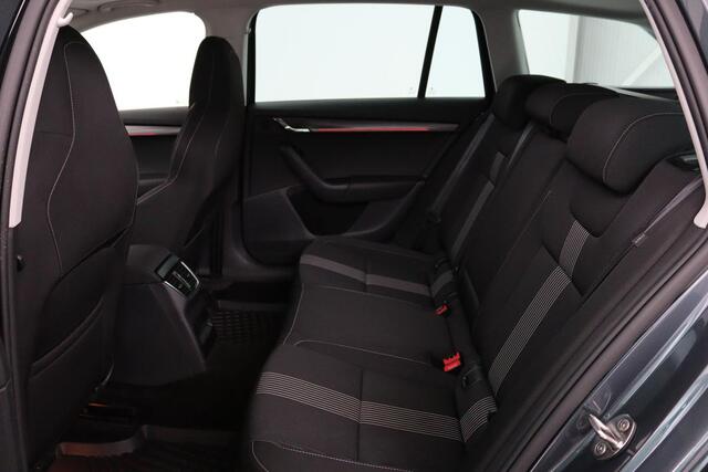 Skoda OCTAVIA 1.0 TSI Style | Panoramadak | Stoelverwarming | Adaptive cruise | Trekhaak | Carplay | Climate control | Sportstoelen