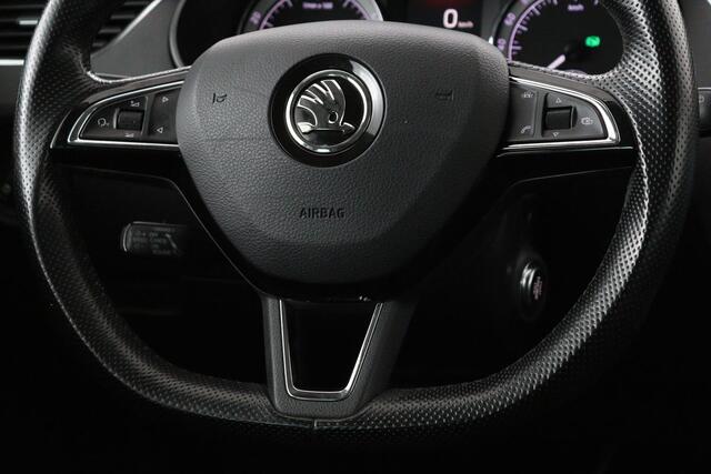 Skoda OCTAVIA 1.0 TSI Style | Panoramadak | Stoelverwarming | Adaptive cruise | Trekhaak | Carplay | Climate control | Sportstoelen