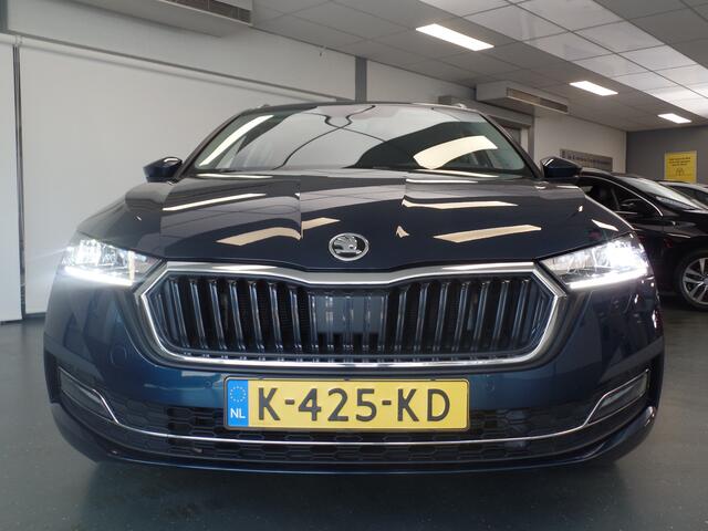 Skoda OCTAVIA Combi 1.0 TSI Business Edition Plus, Lm velgen 17'', Clima controle, Cruise controle, Xenon, Navigatie, Stoelverwarming V/A, Stuurverwarming, Wegklapbare trekhaak, Elek achterklep, Achteruitrijcamera, Full options!!, Nw type!! Bovag afleverpakket 695,-