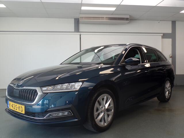 Skoda OCTAVIA Combi 1.0 TSI Business Edition Plus, Lm velgen 17'', Clima controle, Cruise controle, Xenon, Navigatie, Stoelverwarming V/A, Stuurverwarming, Wegklapbare trekhaak, Elek achterklep, Achteruitrijcamera, Full options!!, Nw type!! Bovag afleverpakket 695,-
