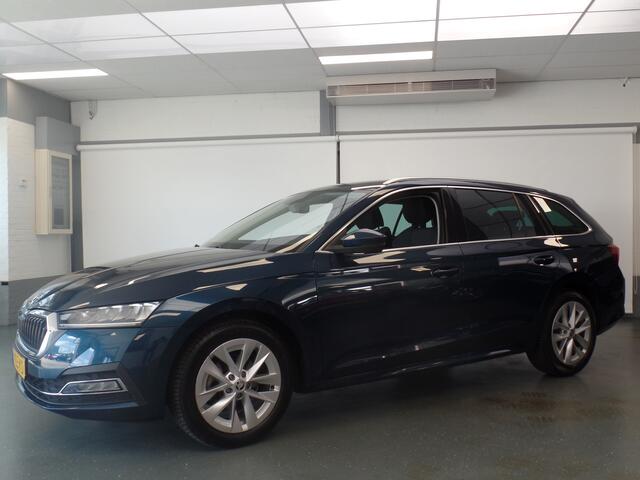 Skoda OCTAVIA Combi 1.0 TSI Business Edition Plus, Lm velgen 17'', Clima controle, Cruise controle, Xenon, Navigatie, Stoelverwarming V/A, Stuurverwarming, Wegklapbare trekhaak, Elek achterklep, Achteruitrijcamera, Full options!!, Nw type!! Bovag afleverpakket 695,-
