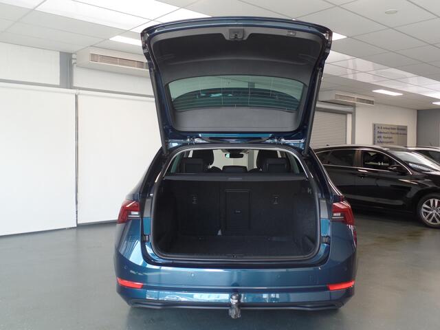 Skoda OCTAVIA Combi 1.0 TSI Business Edition Plus, Lm velgen 17'', Clima controle, Cruise controle, Xenon, Navigatie, Stoelverwarming V/A, Stuurverwarming, Wegklapbare trekhaak, Elek achterklep, Achteruitrijcamera, Full options!!, Nw type!! Bovag afleverpakket 695,-