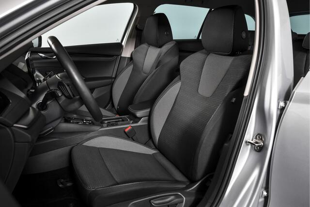 Skoda OCTAVIA Combi 1.5 e-TSI 150 PK Business Edition - Automaat | Trekhaak | Cruise | Stoelverw. | PDC | Camera | NAV + App. Connect ECC | LM 17" |