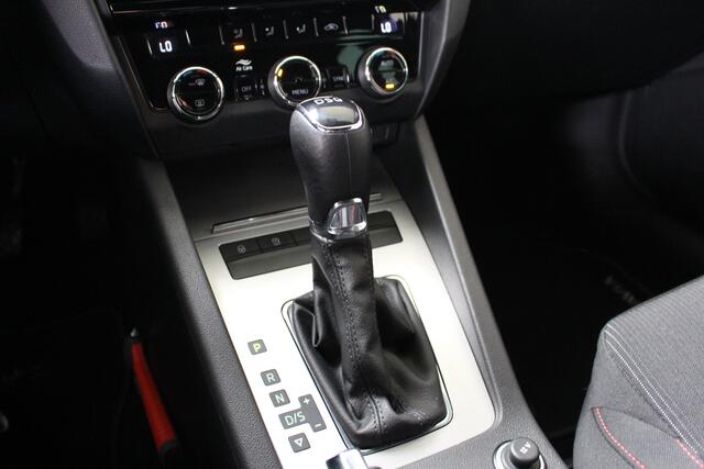 Skoda OCTAVIA Combi 1.5 TSI DSG Sport Business Navigatie | 18" Velgen | Led |