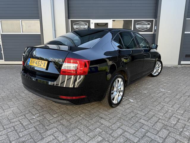 Skoda OCTAVIA 1.5 TSI Grt Amb Bns BTW NAP Stoelverwarming Carplay PDC 17" lich