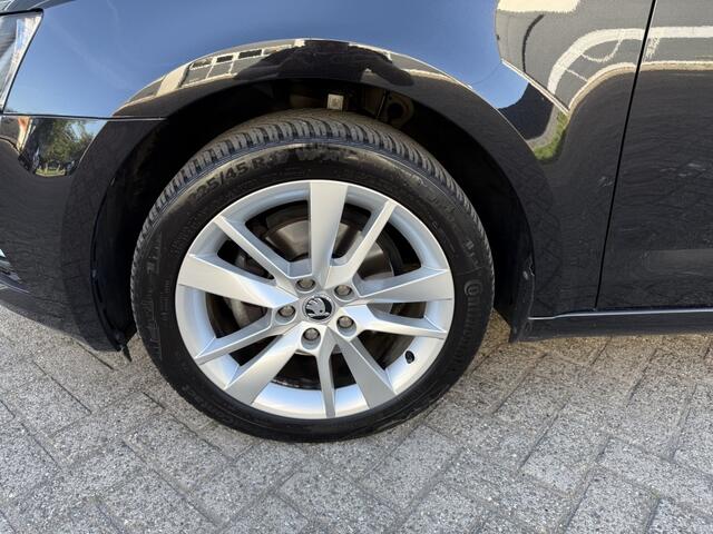 Skoda OCTAVIA 1.5 TSI Grt Amb Bns BTW NAP Stoelverwarming Carplay PDC 17" lich