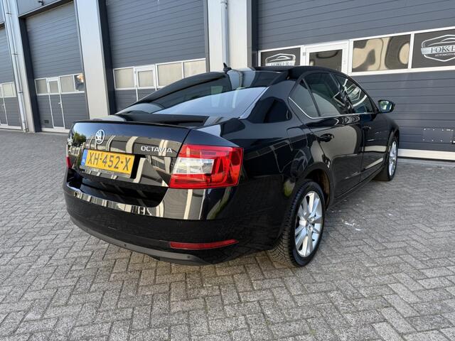 Skoda OCTAVIA 1.5 TSI Grt Amb Bns BTW NAP Stoelverwarming Carplay PDC 17" lich