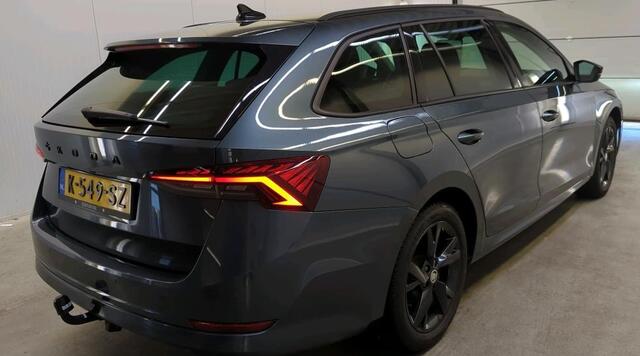 Skoda OCTAVIA Combi 1.0 e-TSI Automaat Business Edition Navi Trekhaak Camera Carplay ACC DAB Stoel + Stuurverwarming Keyless Getint Glas NL Auto