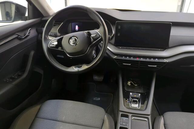 Skoda OCTAVIA Combi 1.0 e-TSI Automaat Business Edition Navi Trekhaak Camera Carplay ACC DAB Stoel + Stuurverwarming Keyless Getint Glas NL Auto