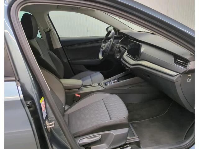 Skoda OCTAVIA Combi 1.0 e-TSI Automaat Business Edition Navi Trekhaak Camera Carplay ACC DAB Stoel + Stuurverwarming Keyless Getint Glas NL Auto