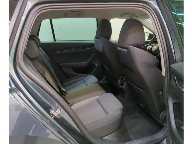 Skoda OCTAVIA Combi 1.0 e-TSI Automaat Business Edition Navi Trekhaak Camera Carplay ACC DAB Stoel + Stuurverwarming Keyless Getint Glas NL Auto