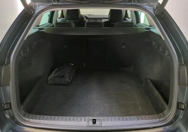 Skoda OCTAVIA Combi 1.0 e-TSI Automaat Business Edition Navi Trekhaak Camera Carplay ACC DAB Stoel + Stuurverwarming Keyless Getint Glas NL Auto