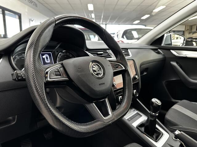 Skoda OCTAVIA Combi 1.0 TSI Greentech Ambition Business/ Trekhaak/ Sportstoelen!/ Apple + Android/ Navi/ Clima/ Cruise/ Isofix/ Bluetooth/ Armsteun/ Multi. Sportstuur/ 16'' LMV/ Mistl./ PDC/ LED Dagrijverl.