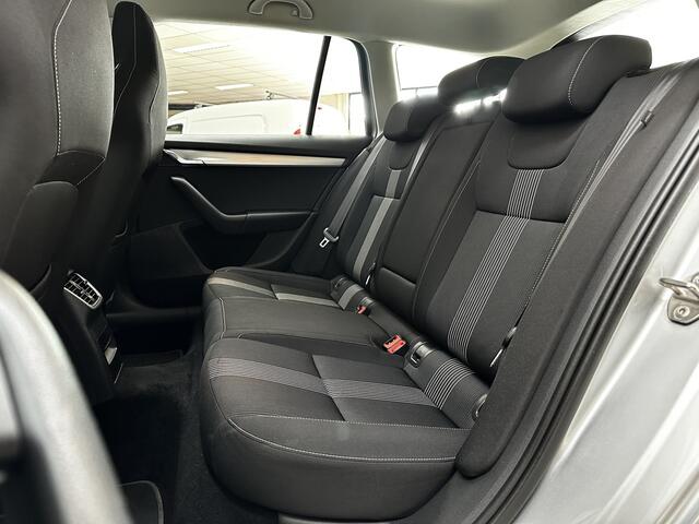 Skoda OCTAVIA Combi 1.0 TSI Greentech Ambition Business/ Trekhaak/ Sportstoelen!/ Apple + Android/ Navi/ Clima/ Cruise/ Isofix/ Bluetooth/ Armsteun/ Multi. Sportstuur/ 16'' LMV/ Mistl./ PDC/ LED Dagrijverl.
