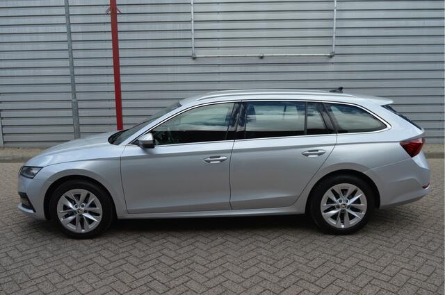 Skoda OCTAVIA Combi 1.5 e-TSI Business Edition O.a: PDC, Navi, Carplay, ACC, Clima, Rijklaar, Etc. All-in prijs!