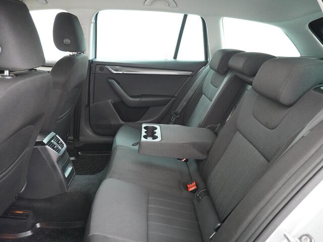 Skoda OCTAVIA Combi 1.5T-150PK AUT-7 Navi Apple Carplay Android 17" Ecc Stoelverwarming Voorruitverwarming DAB PDC Business Edition Plus Keyless Regen-Lichtsensor Bluetooth Led Wifi Greentech 1500kg trekgewicht EURO6