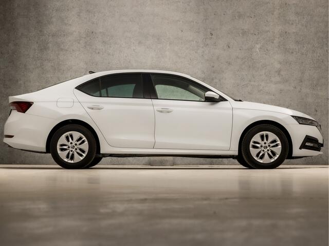 Skoda OCTAVIA 1.0 e-TSI Sport Automaat (APPLE CARPLAY, GROOT NAVI, CAMERA, GETINT GLAS, SPORTSTOELEN, STOELVERWARMING, KEYLESS, CRUISE, NIEUWE APK, NIEUWSTAAT)