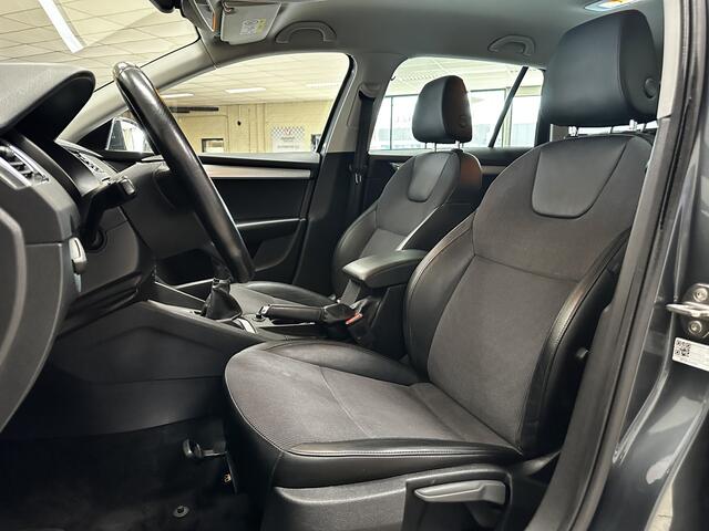 Skoda OCTAVIA Combi 1.0 TSI Greentech Business Edition/ Trekhaak!/ LED Dagrijverl./ 16''LMV/ Stoelverw./ DAB+/ Apple+Android/ Clima/ Navi/ Cruise Bluetooth/ Multi.LEDER.Stuur/ Elek.Pakket/ Isofix/ PDC Achter.
