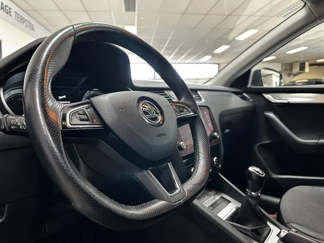 Skoda OCTAVIA Combi 1.0 TSI Greentech Business Edition/ Trekhaak!/ LED Dagrijverl./ 16''LMV/ Stoelverw./ DAB+/ Apple+Android/ Clima/ Navi/ Cruise Bluetooth/ Multi.LEDER.Stuur/ Elek.Pakket/ Isofix/ PDC Achter.