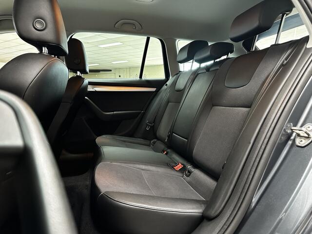 Skoda OCTAVIA Combi 1.0 TSI Greentech Business Edition/ Trekhaak!/ LED Dagrijverl./ 16''LMV/ Stoelverw./ DAB+/ Apple+Android/ Clima/ Navi/ Cruise Bluetooth/ Multi.LEDER.Stuur/ Elek.Pakket/ Isofix/ PDC Achter.