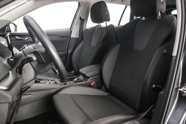 Skoda OCTAVIA Combi Business Edition 1.4 TSI PHEV 204pk DSG Automaat Cruise control, Parkeersensoren, App connect, LED koplampen, Airco, DAB, Radio, Bluetooth
