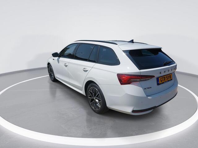 Skoda OCTAVIA Combi 1.5 TSI 150pk DSG MHEV Sportline Business · Apple/Android Car Play · Camera · Keyless · Elek. Achterklep · Sfeerverlichting · 17'' Inch ·