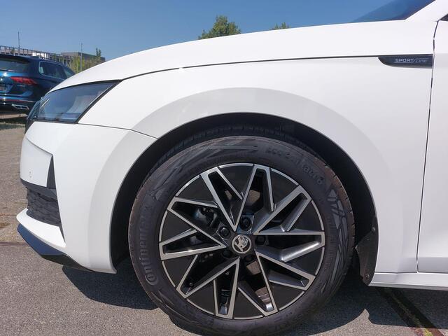 Skoda OCTAVIA Combi 1.5 TSI 150pk DSG MHEV Sportline Business · Apple/Android Car Play · Camera · Keyless · Elek. Achterklep · Sfeerverlichting · 17'' Inch ·