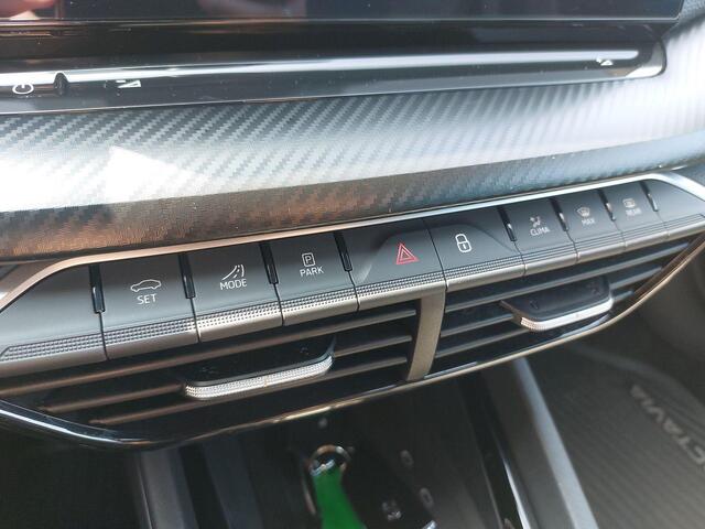 Skoda OCTAVIA Combi 1.5 TSI 150pk DSG MHEV Sportline Business · Apple/Android Car Play · Camera · Keyless · Elek. Achterklep · Sfeerverlichting · 17'' Inch ·