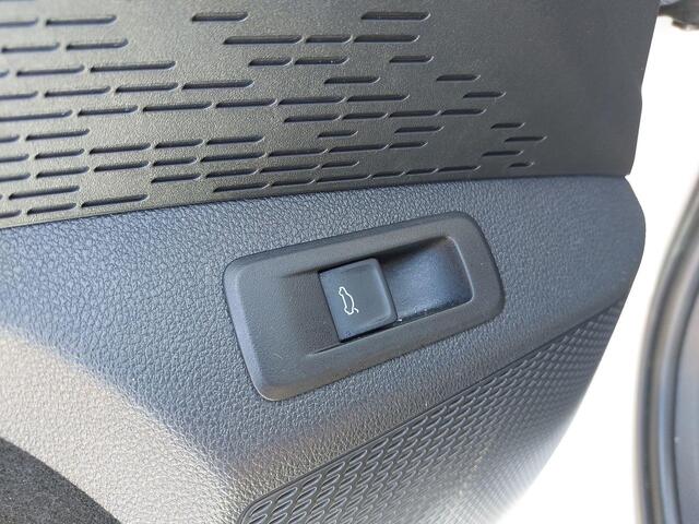Skoda OCTAVIA Combi 1.5 TSI 150pk DSG MHEV Sportline Business · Apple/Android Car Play · Camera · Keyless · Elek. Achterklep · Sfeerverlichting · 17'' Inch ·