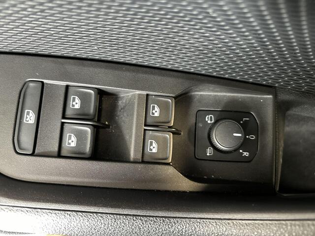 Skoda OCTAVIA Combi 1.0 e-Tsi 110pk DSG Business Edition Plus · Apple/Android Car Play · Navi · Sfeerverlichting · Elek. Achterklep · P-Sensoren · 17'' Inch ·
