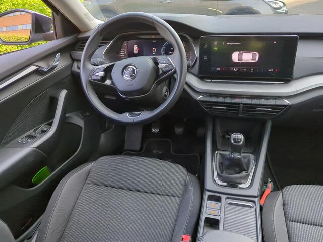 Skoda OCTAVIA 1.0 TSI 110pk Business Edition / Navigatie / Elek Achterklep / Parkeersensoren / Donker glas / 16"