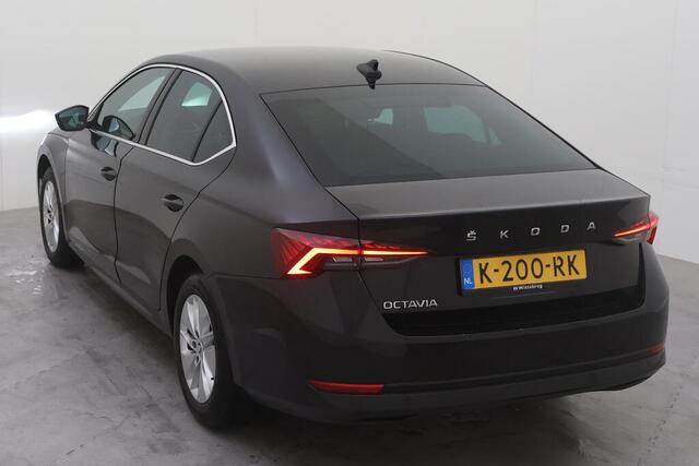 Skoda OCTAVIA 1.0 TSI 110pk Business Edition / Navigatie / Elek Achterklep / Parkeersensoren / Donker glas / 16"