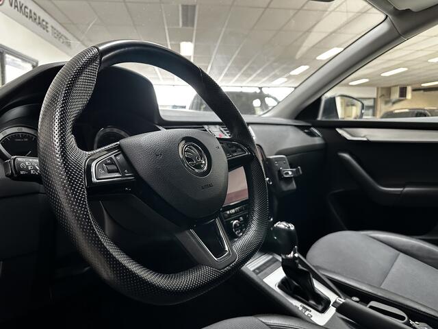 Skoda OCTAVIA Combi 1.5 TSI Greentech Business Edition /AUTOMAAT! /Trekhaak! /Apple + Android /Navi /Climat /Cruise /Elek. pakket /Bluetooth /Stoelverw. /Regensensor /16"LMV /Extra getint glas /PDC /Mistlampen /Dakrails /Armsteun /Isofix.