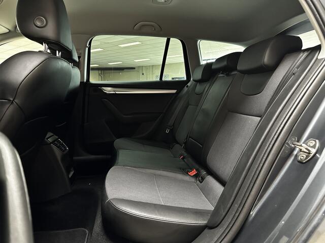 Skoda OCTAVIA Combi 1.5 TSI Greentech Business Edition /AUTOMAAT! /Trekhaak! /Apple + Android /Navi /Climat /Cruise /Elek. pakket /Bluetooth /Stoelverw. /Regensensor /16"LMV /Extra getint glas /PDC /Mistlampen /Dakrails /Armsteun /Isofix.