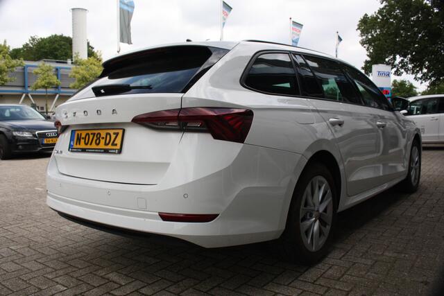 Skoda OCTAVIA Combi 1.5 TSI First Edition | Navi | Parkeerhulp | Optiek zwart | 150pk!