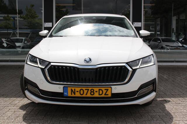 Skoda OCTAVIA Combi 1.5 TSI First Edition | Navi | Parkeerhulp | Optiek zwart | 150pk!