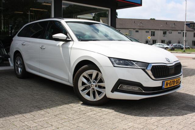 Skoda OCTAVIA Combi 1.5 TSI First Edition | Navi | Parkeerhulp | Optiek zwart | 150pk!
