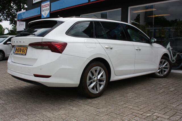 Skoda OCTAVIA Combi 1.5 TSI First Edition | Navi | Parkeerhulp | Optiek zwart | 150pk!