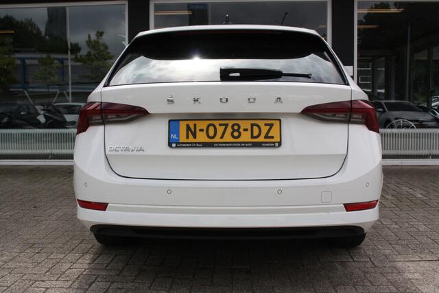 Skoda OCTAVIA Combi 1.5 TSI First Edition | Navi | Parkeerhulp | Optiek zwart | 150pk!