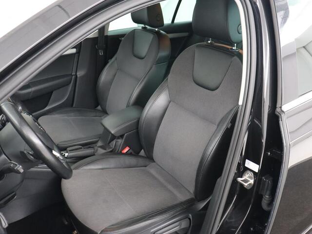 Skoda OCTAVIA 1.0 TSI Ambition | Trekhaak | Stoelverwarming | Carplay | Full LED | Half leder | Navigatie | Sportstuur | Parkeerhulp | Climate control | Cruise control | DAB
