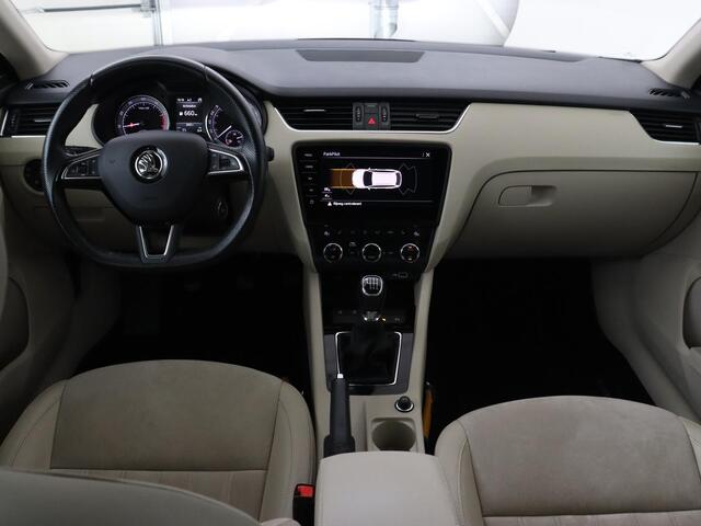 Skoda OCTAVIA 1.0 TSI Style | Stoelverwarming | Leder/Alcantara | Carplay | Park Assist | Full LED | Keyless | Navigatie | Climate control | Cruise control
