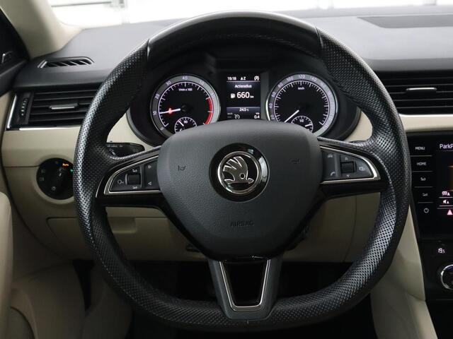 Skoda OCTAVIA 1.0 TSI Style | Stoelverwarming | Leder/Alcantara | Carplay | Park Assist | Full LED | Keyless | Navigatie | Climate control | Cruise control