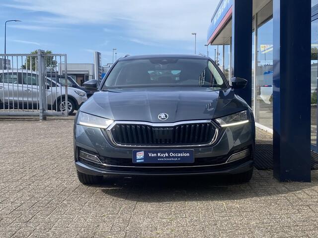Skoda OCTAVIA Combi 1.0 TSI Business Edition Plus / NL-Auto / Adaptieve Cruise-Control / Stoelverwarming / Trekhaak / Apple-Carplay & Android-Auto / Dodehoek-Detectie / Draadloze-Lader / Elektr.-Achterklep / Climate-Control / Keyless / LED / DAB Radio-Bluetooth / Navi 