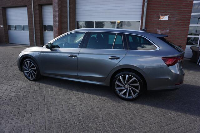 Skoda OCTAVIA Combi 1.4 TSI iV PHEV STYLE LUXE KEURIGE NETTE STAAT! CAMERA DIGITALE COCKPIT STOEL+STUURVERWARMING ADAPTIEVE CRUISE ANDROID/APPLECARPLAY NAVI ELECTR.KLEP 1/2LEDER FULL LED KEYLESS ENZ...