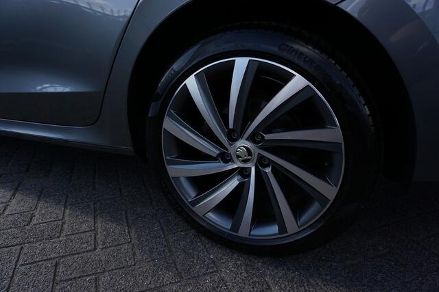Skoda OCTAVIA Combi 1.4 TSI iV PHEV STYLE LUXE KEURIGE NETTE STAAT! CAMERA DIGITALE COCKPIT STOEL+STUURVERWARMING ADAPTIEVE CRUISE ANDROID/APPLECARPLAY NAVI ELECTR.KLEP 1/2LEDER FULL LED KEYLESS ENZ...