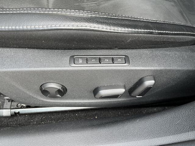 Skoda OCTAVIA Combi 1.4 TSI iV PHEV Business Edition Plus / AUTOMAAT/ ELEKTR. STOEL/ ALCANTARA/ HEAD-UP DISPLAY/ DIGITAL DASH/ PARK. SENSOREN + CAMERA/ NAVI/ SMARTLINK/ STOEL-STUUR VERWARM./ MATRIX/ 18" LMV/ CLIMA 3-ZONE