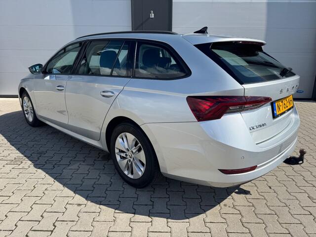Skoda OCTAVIA 1.0 e-TSI AUTOMAAT / Business Edition / Dealer onderhouden / Wegklapbare trekhaak.