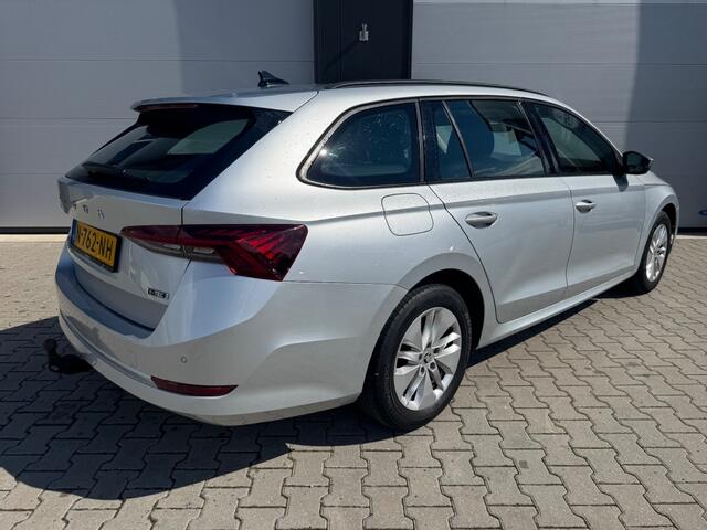 Skoda OCTAVIA 1.0 e-TSI AUTOMAAT / Business Edition / Dealer onderhouden / Wegklapbare trekhaak.