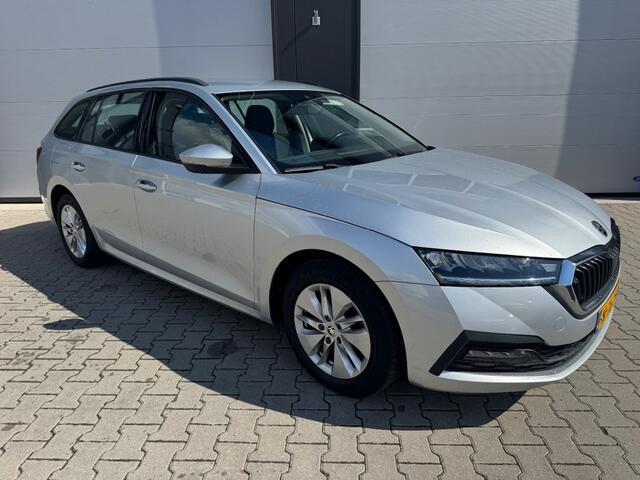 Skoda OCTAVIA 1.0 e-TSI AUTOMAAT / Business Edition / Dealer onderhouden / Wegklapbare trekhaak.